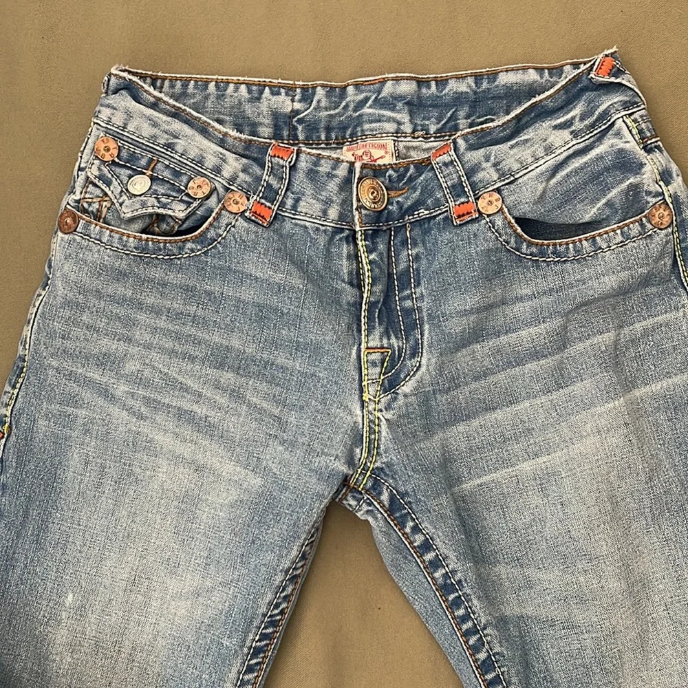 TRUE Religion Joey Super T”Light Wash Blue  32X32 JEANS  w Orange Accent Details